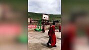 因为热爱！只要喜欢篮球场地并不重要 这样的精神值得鼓励