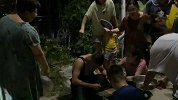 暖心！消防员灭火后中暑倒地 小区居民围一圈扇风洒水帮其降温
