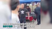 俩壮汉城管脱制服打人 掐脖子“眼镜哥”全程未还手 官方：已停职