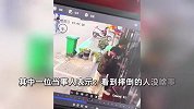 男子骑车摔倒惹爆笑，路边3人“严肃”吃瓜后跑屋里笑：实在憋不住