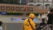 女子学校门口跳钢管舞引鼓掌 官方：培训机构违规演出被重罚