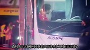 沉迷手机误登对手大巴 马竞悍将匆忙下车难掩尴尬