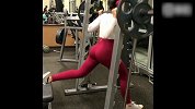 小姐姐这裤子真抢眼 配合举铁简直绝配