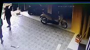 男子为证明化粪池清理完成 点燃报纸扔进去瞬间引爆沼气