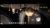 超载货车被查 司机藏身车底躲猫猫