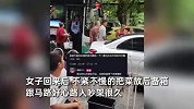 奔驰女司机将车停路中间，致几十辆车堵十几分钟，嚣张回怼路人