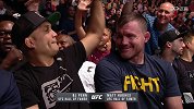 UFC-18年-什么限制了我的想象 图瓦萨赛后用鞋子喝酒庆祝胜利-花絮