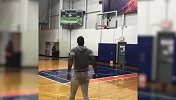 篮球-17年-乐享天伦！ 维特斯儿子为父亲传球训练投篮-专题