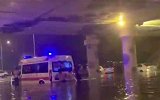 男子水中推救护车自己新车报废：我这就是个车 那里边是人啊