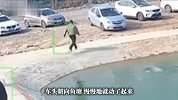 司机下车看钓鱼，停了半小时的车慢慢动起来，“眼睁睁看着溜进鱼塘”