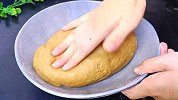 把红糖水倒入面粉中，出锅瞬间变美食，30年老保姆拿手绝活，真香