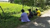 乡村搞笑，在旁边偷笑还要被揍，真是太惨了
