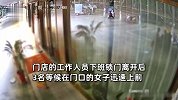 花店老板等客户门店下班后，迅速上前搬空开业花篮，监控曝光