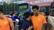 中国足协杯-17赛季-王大雷戴琳重返虹口 享受申花球迷英雄般礼遇-新闻