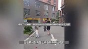 男孩小区内骑车险撞幼儿，幼儿父亲情急之下伸手拦截遭指责：只顾自家孩子