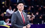 全神贯注考察对手！杜锋现场观战北京深圳季后赛