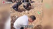 免费挖玉还能捡黄金？大批人涌入河南山坡，当时村里堵车都堵了几公里，“连块能落脚翻找的地方都没有”