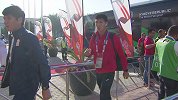 吉尔吉斯斯坦大巴抵达现场 球员低声交谈神情放松
