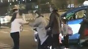 女子骑车逆行被礼让行人出租车挡住 恼羞成怒骑车撞击还叫人动手