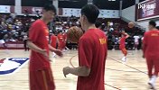 【PP体育在现场】男篮开始热身 周琦郭艾伦和友人打招呼