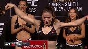 UFC235称重仪式：张伟丽展示白鹤亮翅 与白大拿谈笑风生