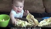 爱吃榴莲的外国萌宝，简直是豪放派，看她吃榴莲的样子太馋人了！