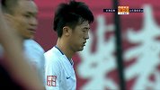 难获支援！刘洋左路传中踢飞 佩莱一脸郁闷
