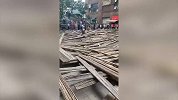 贵阳一楼盘外墙脚手架突然垮塌，木杆散落一地