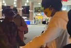 为小伙儿点赞！莫兰特开车上街送流浪汉披萨