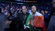 还是六亲不认的社会步 UFC头号流量担当康纳出场山呼海啸