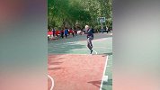 看大爷的风姿年轻时绝对球场一哥 灵魂上篮惊呆路人