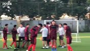 国奥队员一一与新教练组握手 双方笑容灿烂