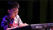 13岁男孩灵魂solo爵士钢琴，动作酷炫快到模糊