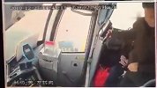 男子掌掴公交司机踢飞其手机：他老从后视镜看我！