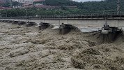 四川发生50年一遇洪水 8100吨火车重车压梁应对洪峰过境