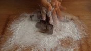 玉米面加上两个鸡蛋，开水一烫，教你秘制新吃法，又香又脆，真香