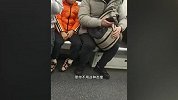 女子地铁乘车疑一人占三座，被男乘客提醒后，情绪失控歇斯底里