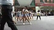 要的就是“快闪” 美腿美眉们街头劲歌热舞