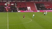 第49分钟伯恩茅斯球员史蒂夫·库克射门 - 打偏