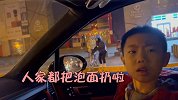 男孩帮妈妈叫代驾，看到代驾叔叔匆匆丢掉泡面接活 内疚出哭腔