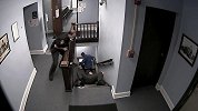 拦不住!美国一罪犯从法院逃跑 灵活“走位”躲避警察飞扑