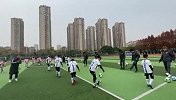 足协杯种子计划进校园  苏宁鲁能五虎将与小朋友“Pk”颠球