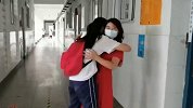 好久不见！复课第一天班主任拥抱每名学生