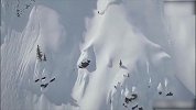 这样的情况下滑雪？太刺激了 这画面看着都害怕