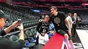 博班与球迷合影 马刺球迷依然喜爱这位塞尔维亚大个子