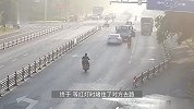 小车肇事逃逸骑车男子怒追2公里，一查司机无证：车还是偷来的