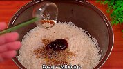 把西红柿放在大米中，没想到竟然这么好吃，3天一袋大米不够吃