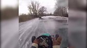 硬核比拼！俄罗斯网友们在结冰的河面上玩起了赛车