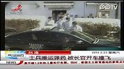 士兵搬运弹药，被长官开车撞飞