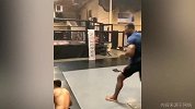 职业拳击手的侧踢多恐怖？直接把肌肉男连人带护具踢翻